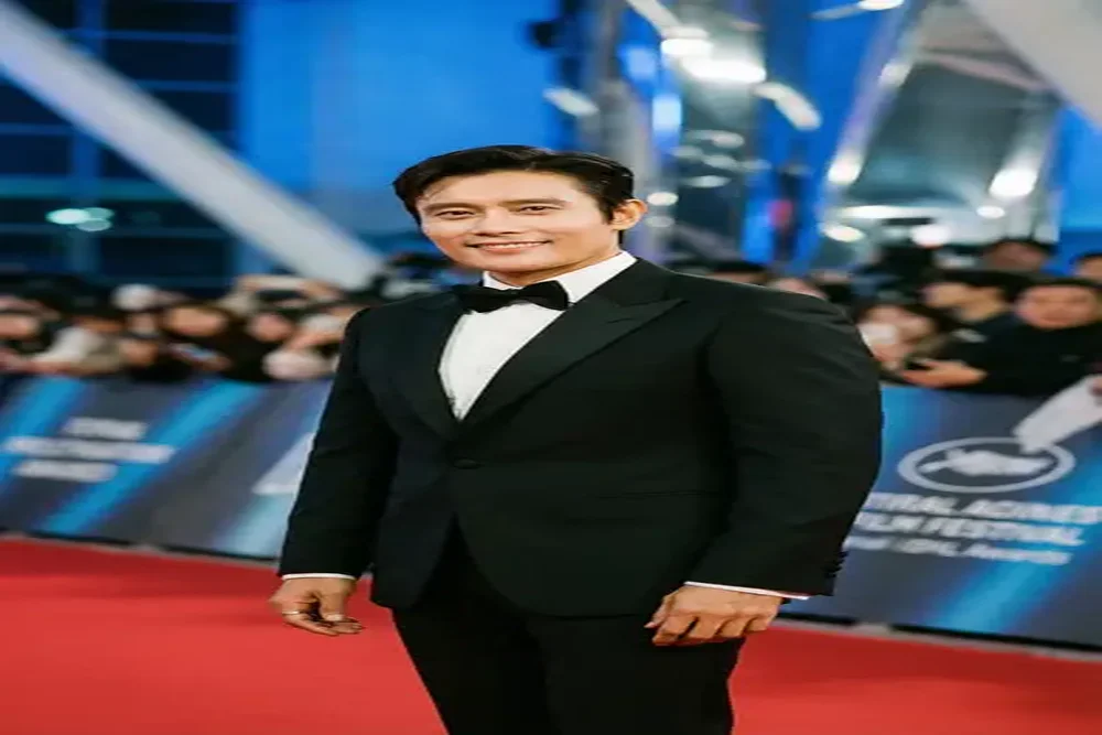 海角网合作国际男演员红毯照